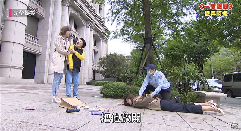 阿嬤見到賴郁庭被壓在地上，立刻和夏語心道歉。（圖／翻攝自完全娛樂YouTube）