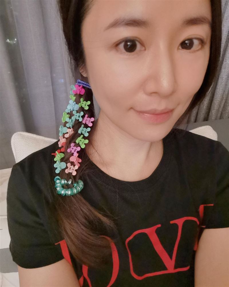 林心如愛女停課在家幫媽媽弄妝髮。（圖／翻攝自林心如臉書）