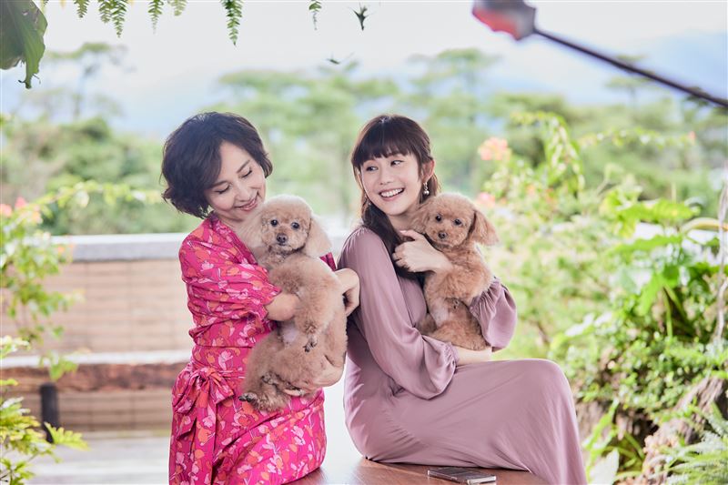 王宇婕和媽媽蕭瑤以及2狗兒子拍攝全家福。(圖/嵐琳國際提供)