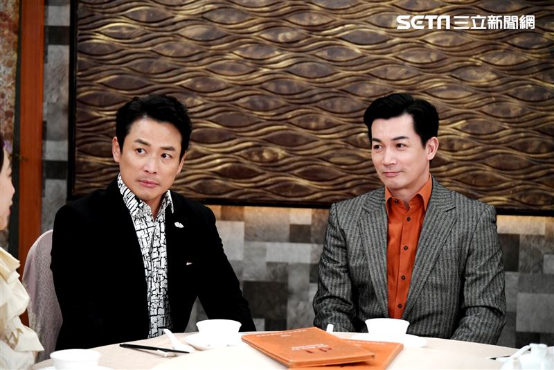 在演員相繼確診後,江宏恩(左)和伊正(右)紛紛感受到休息室的空空蕩蕩