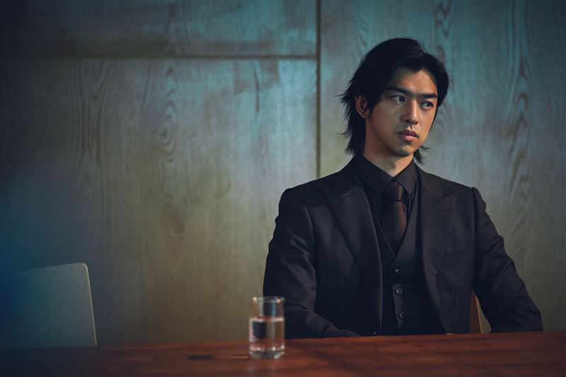 陳柏霖飾演能力高超但性格臭屁自私的律師。（圖／Disney+ 提供）