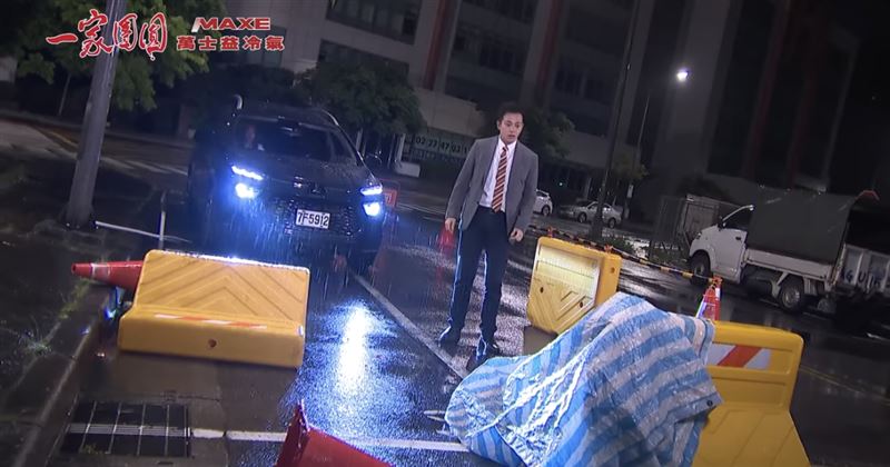 林則希開車撞上路邊帆布下的 許瀞蔆。（圖／翻攝自三立台劇YouTube)