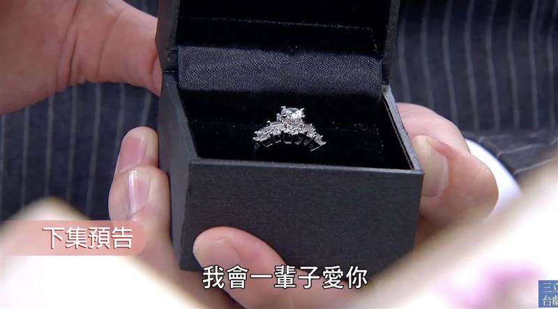 黃玉榮準備鮮花和鑽戒向吳婉君求婚。（圖／翻攝自三立台劇YouTube）