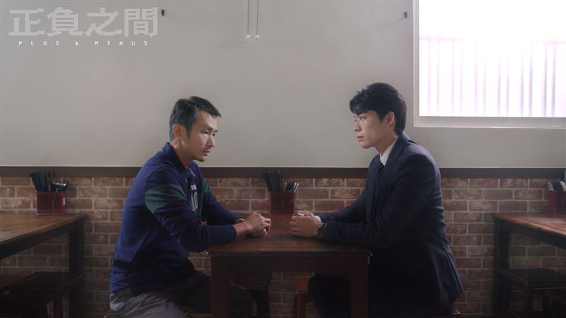 鄭則守與鄭爸將與鄭爸促膝長談。（圖／CATCHPLAY+提供）