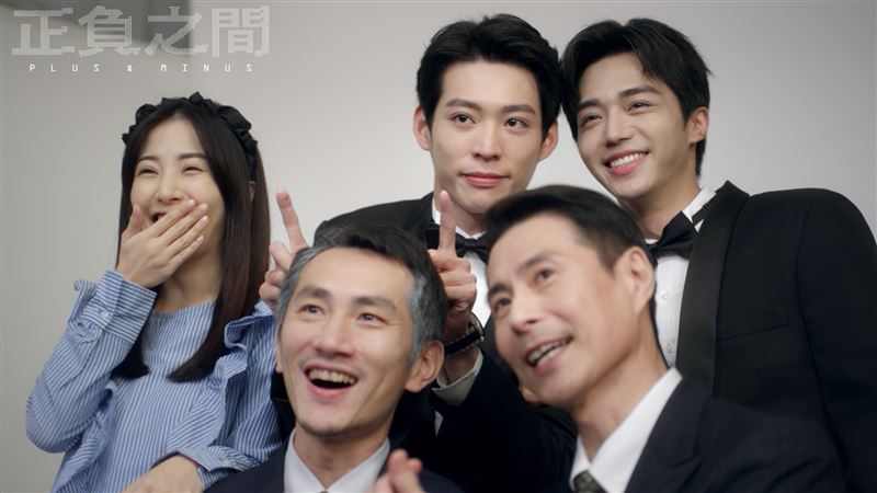 林上豪(左)和石承鎬(右)在《正負之間》步入婚姻。(圖/CATCHPLAY+提供)