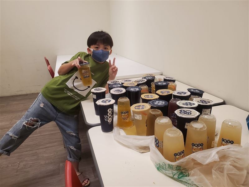 王宥謙請劇組喝飲料。（圖／翻攝自臉書）