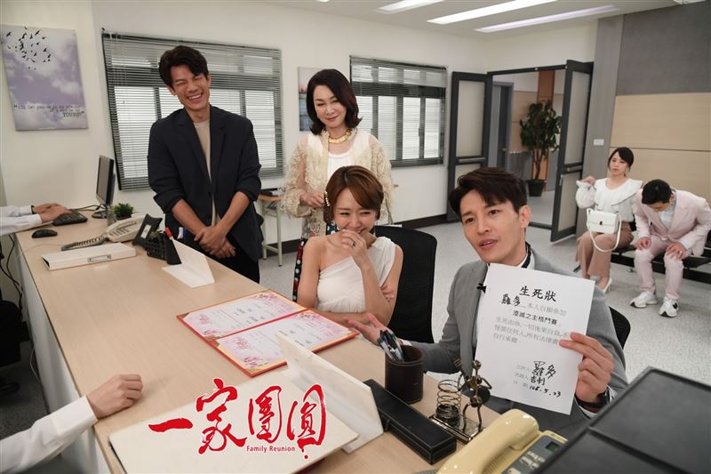 龍語申、何依霈劇中登記結婚。（圖／翻攝自臉書）