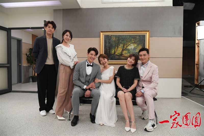 龍語申、何依霈劇中登記結婚。（圖／翻攝自臉書）