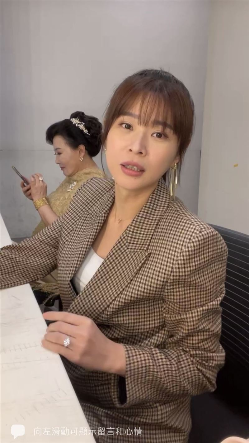 李燕和粉絲聊拍戲點滴。（圖／翻攝自臉書）