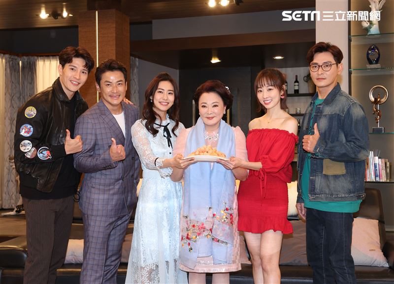龍語申(左一)平時拍戲最感謝前輩演員們的指導。(圖/記者邱榮吉攝影)