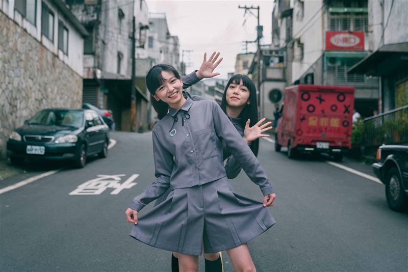 陳姸霏（右）、鄭煒齡以劇中校服現身。（圖／奇蹟映畫所提供）