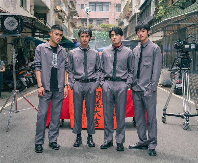 《聰明鎮》正式開鏡，潘綱大（左起）、劉修甫、宋柏緯、余杰恩共同演出。（圖／奇蹟映畫所提供）