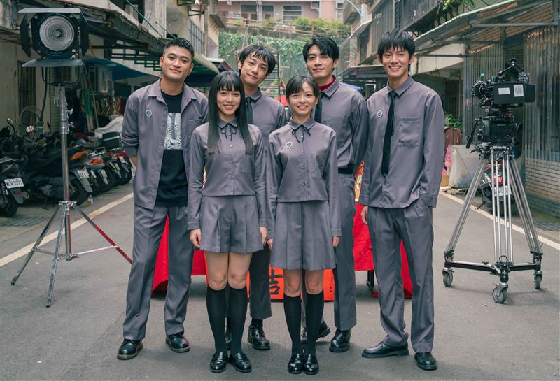 潘綱大（左起）、劉修甫、宋柏緯、余杰恩、陳姸霏、鄭煒齡共同演出。（圖／奇蹟映畫所提供）