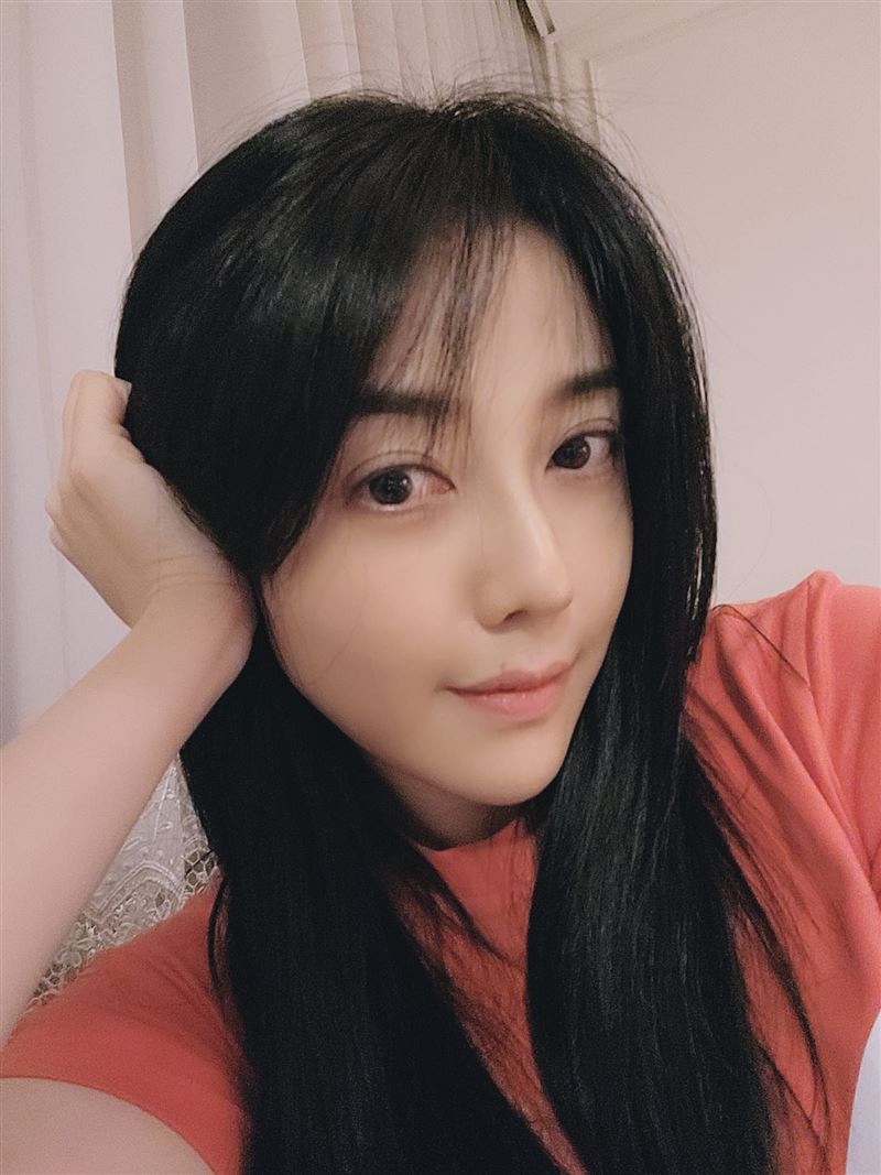 韓瑜曬出美麗自拍，預告自己要開始工作了。（圖／翻攝自韓瑜臉書）