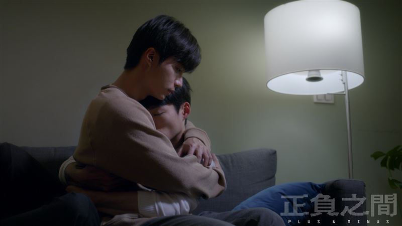石承鎬、林上豪，兩人床上擁抱撫慰心靈。（圖／CATCHPLAY提供）