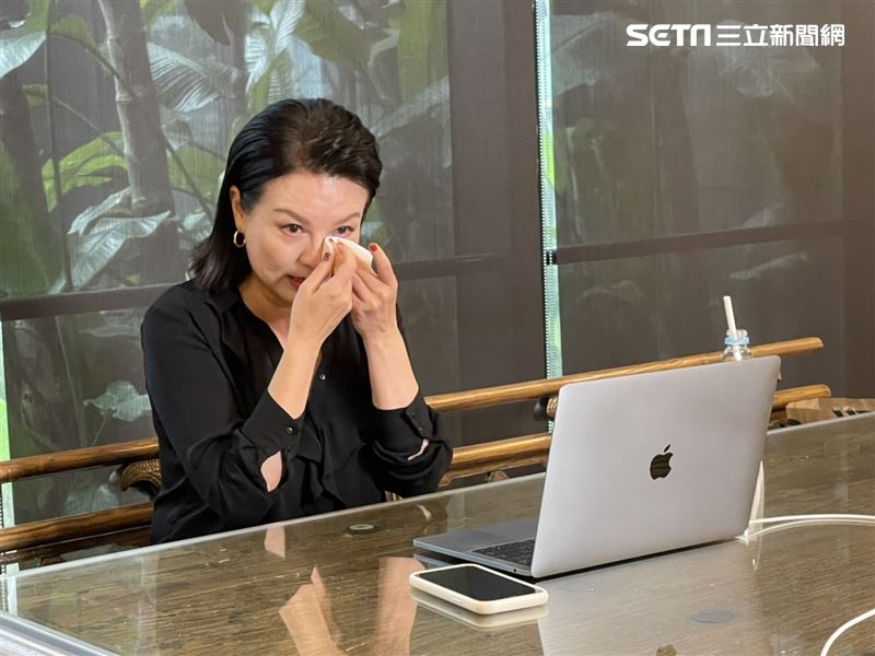 苗可麗聊到女兒哭了