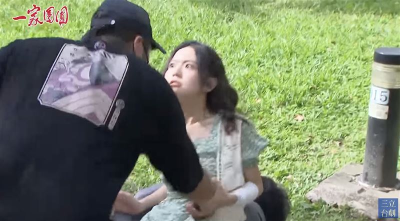 程雅晨將歹徒的刀往自己身上捅。（圖／翻攝自三立台劇YouTube）