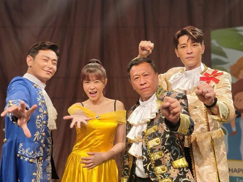 李燕在昨日劇情中領便當。（圖／翻攝自李燕臉書）