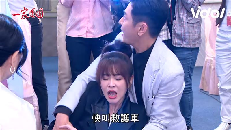 懷胎的李燕從舞台上跌落