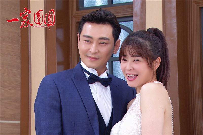 李燕和陳冠霖的「全家福」婚紗照非常甜蜜。（圖／翻攝自三立台劇臉書）