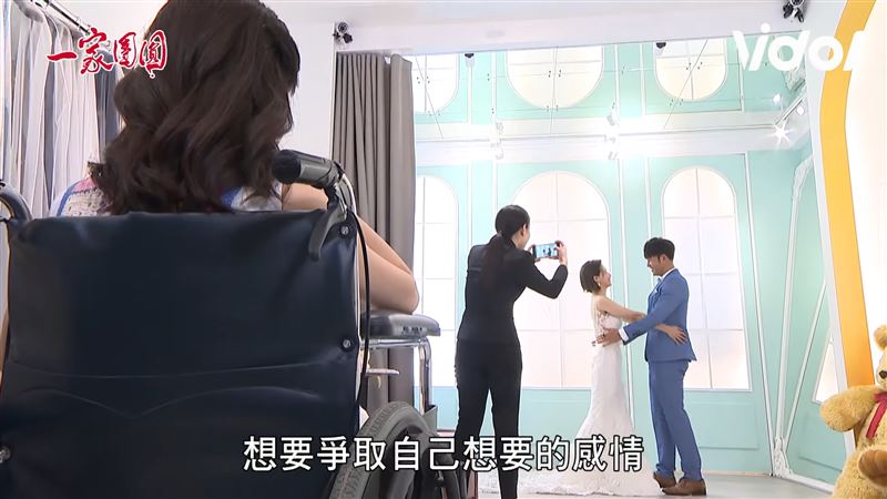 吳婉君穿上婚紗亮麗動人，表妹後方使壞