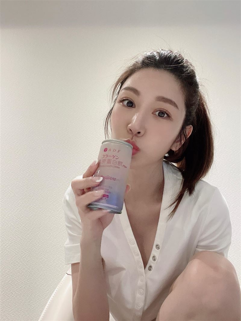 曾莞婷扣子解到胸前。（圖／翻攝自曾莞婷臉書）