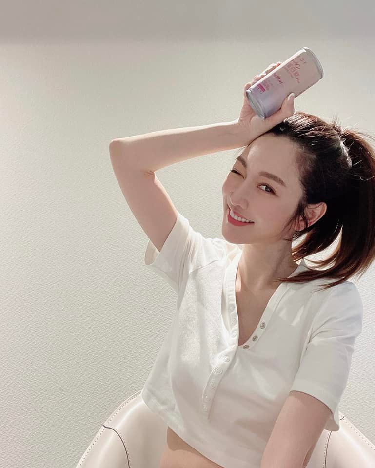 曾莞婷短版上衣秀出纖細身材。（圖／翻攝自曾莞婷臉書）