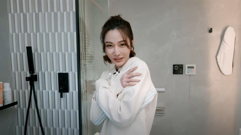 曾莞婷開箱衛浴裝潢，羞喊被看光光。（圖／翻攝自曾莞婷 Vicky Tseng YouTube）