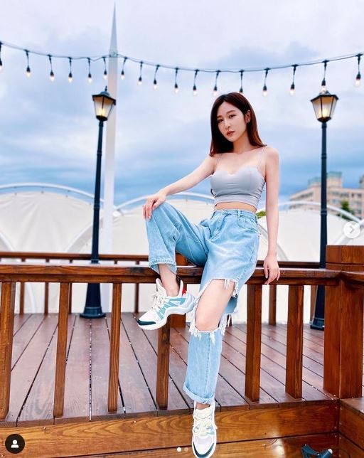 曾莞婷今日分享2張穿搭照，中空裝展露傲人身材曲線。（圖／翻攝自曾莞婷IG）
