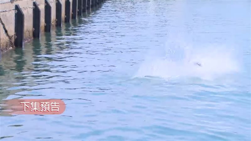 陳冠霖被推入海，生死未卜