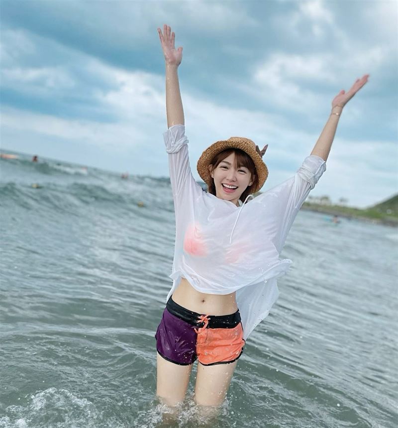 曾智希分享海邊戲水的照片。（圖／翻攝自曾智希IG)