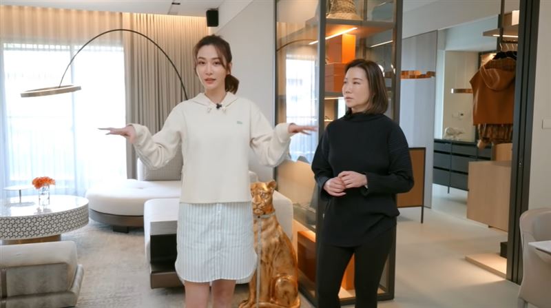 曾莞婷（左）興奮地開箱豪宅內部裝潢擺設。（圖／翻攝自Youtube）