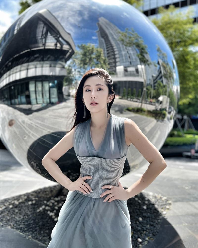 王宇婕穿上性感銀灰色洋裝。（圖／翻攝自臉書）
