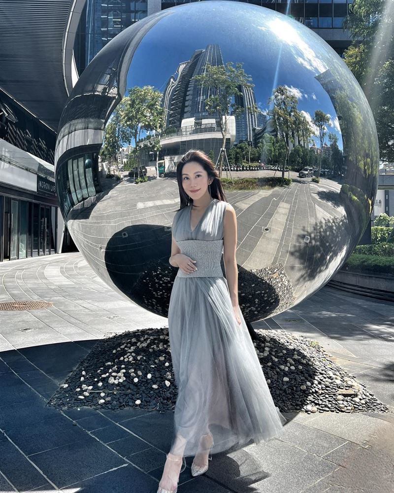 王宇婕穿上性感銀灰色洋裝。（圖／翻攝自臉書）