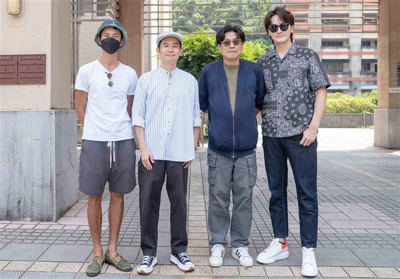 （左起）吳慷仁、編劇杜政哲、導演許肇任和鄭元暢出席《有生之年》開鏡。（圖／TVBS提供）