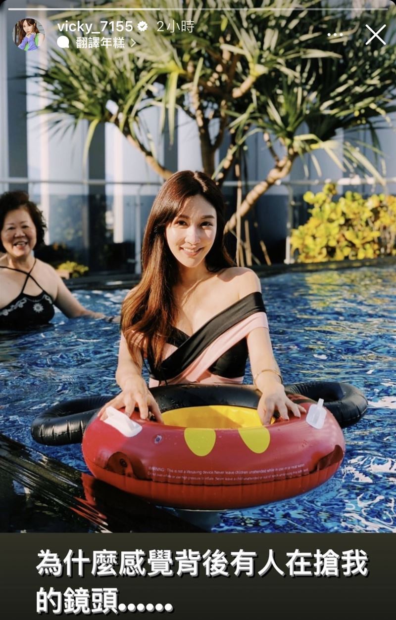 曾莞婷曬出性感泳裝照，媽媽在後頭搶鏡。（圖／翻攝自IG）