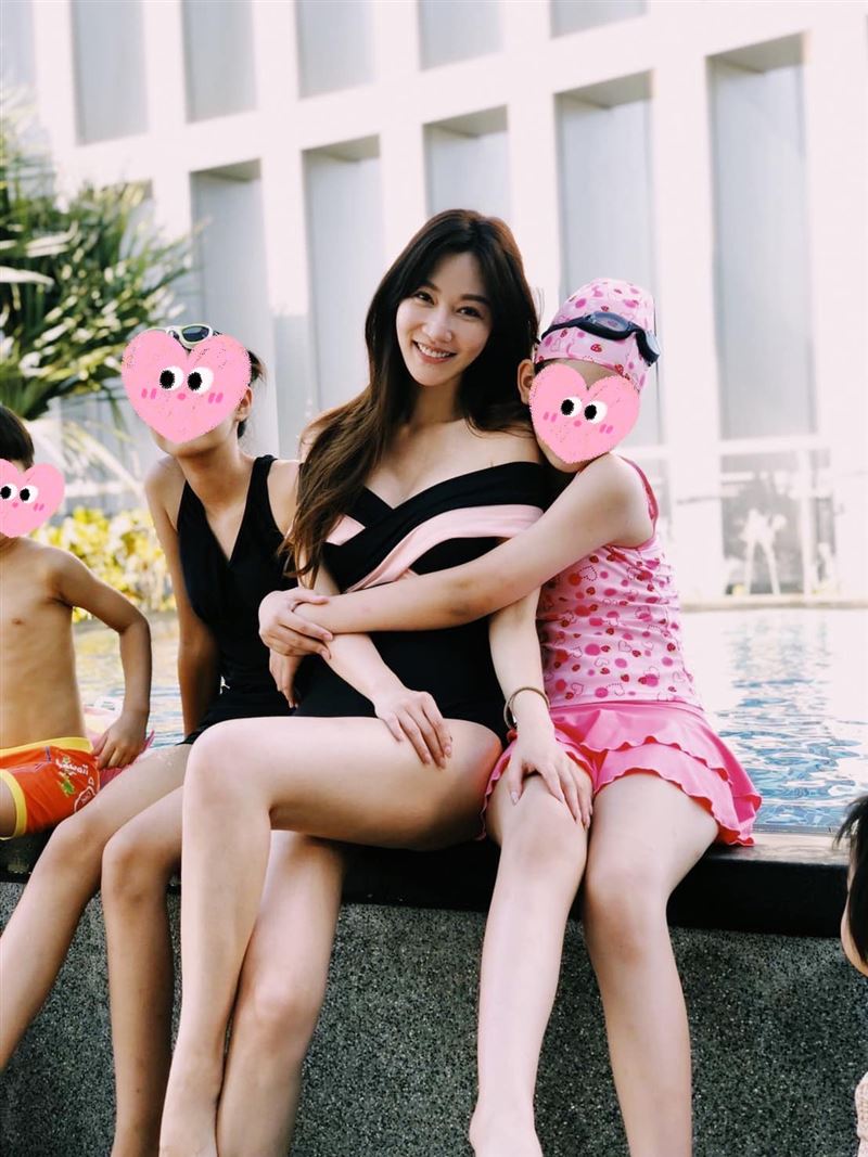 曾莞婷打趣說要搶姐姐的小孩。（圖／翻攝自臉書）