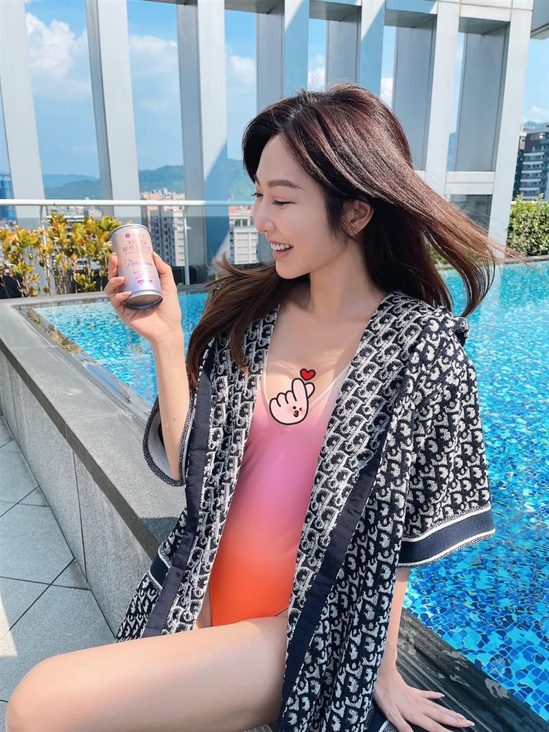 曾莞婷穿泳裝秀魔鬼曲線。（圖／翻攝自臉書）