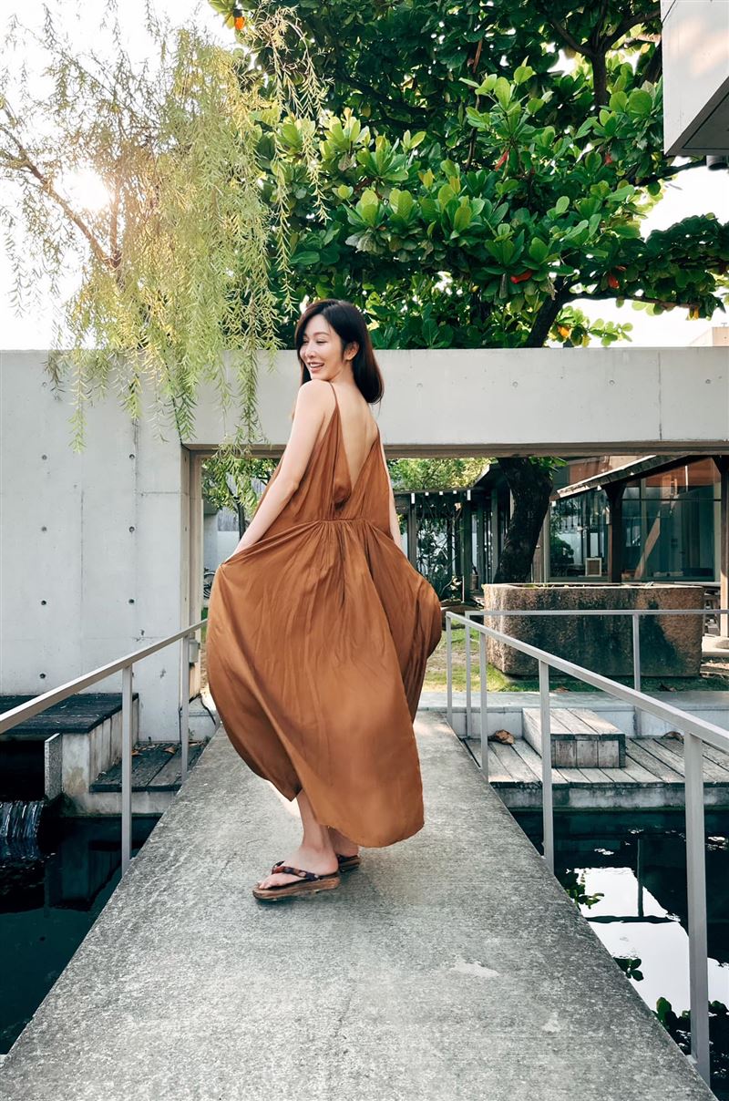 曾莞婷露出美背。（圖／翻攝自臉書）