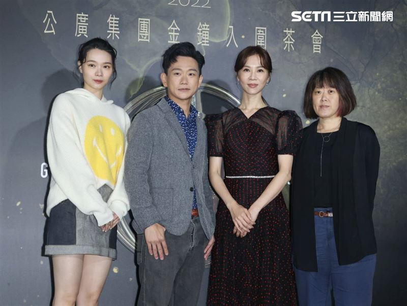 謝盈萱（右二）初次和《四樓的天堂》編導陳芯宜（右一）合作。（圖／記者邱榮吉攝影）