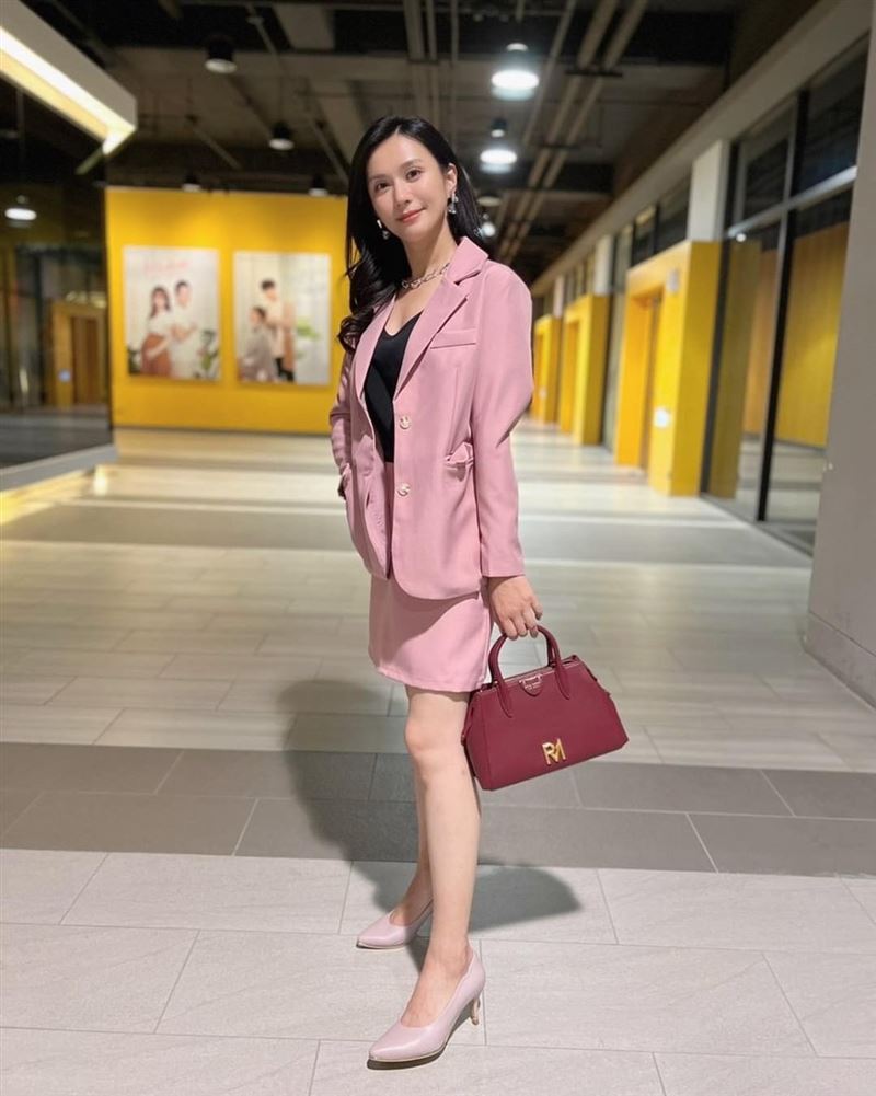 許鈞鈞《一家團圓》中飾演「莫妮卡」闖出知名度。（圖／翻攝自許鈞鈞 IG）