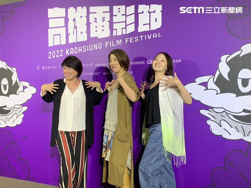 嚴藝文擺出動作，野木亞紀子、黃馨萱一起跟著做，笑翻眾人。（圖／高雄電影節提供）