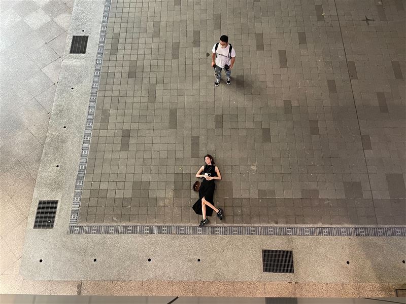 邵雨薇在信義區香堤大道，親自試躺試拍。（圖／美麗佳人提供）