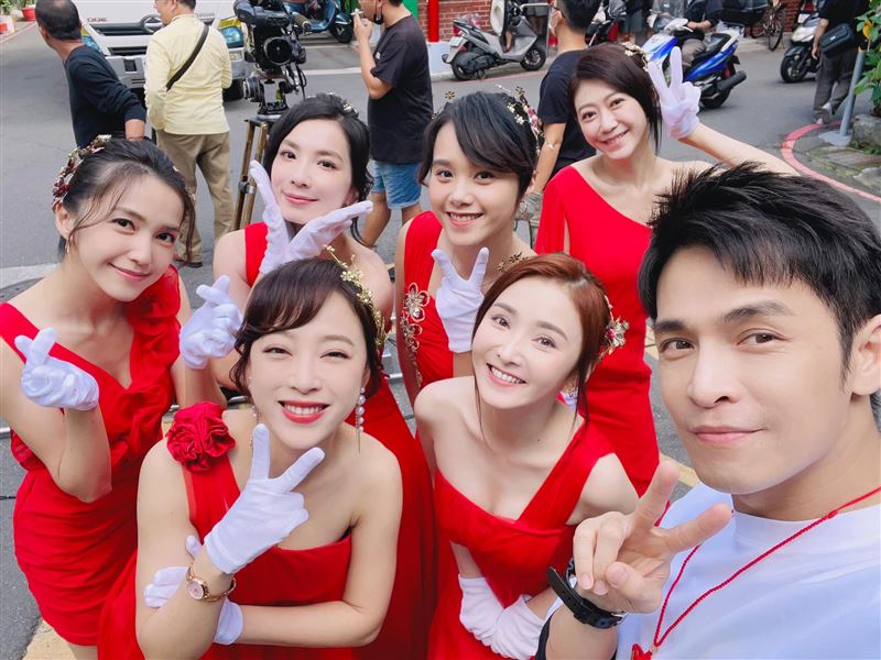 Gino演出乩身大戰禮生。（圖／翻攝自臉書）