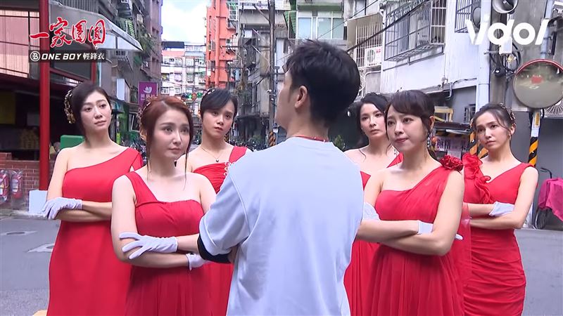 8點檔驚見「最美禮生團」。（圖／翻攝自臉書）