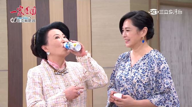 聽到阿嬤是糖尿病患者，郭子乾立馬拿出「亞培葡勝納」推薦早餐喝一杯，整天營養恆穩當。（圖／一家團圓）
