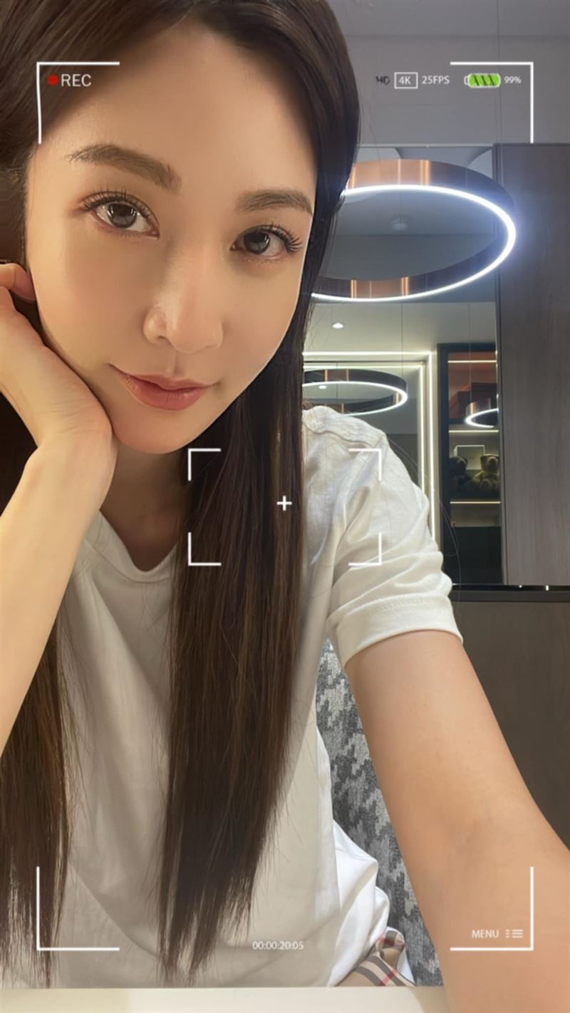 曾莞婷今日罕見清晨發文，原來是為了恭喜好姐妹Lulu終於奪獎，並貼出自拍照，美醒許多粉絲。（圖／翻攝自曾莞婷臉書）