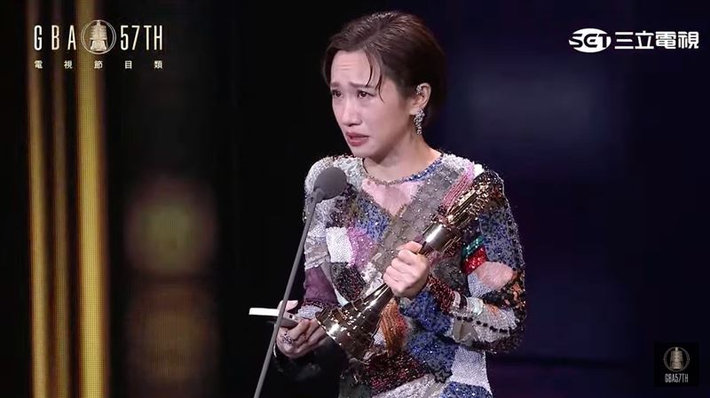 Lulu今年榮獲「綜藝節目主持人獎」，台上動容爆哭分享的得獎感言。（圖／三立電視提供）