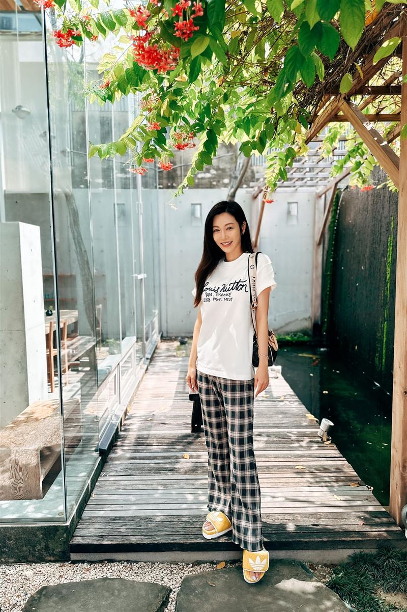 曾莞婷身穿休閒裝扮現身台南，忙裡偷閒，把握時間大嗑在地美食。（圖／翻攝自曾莞婷臉書）