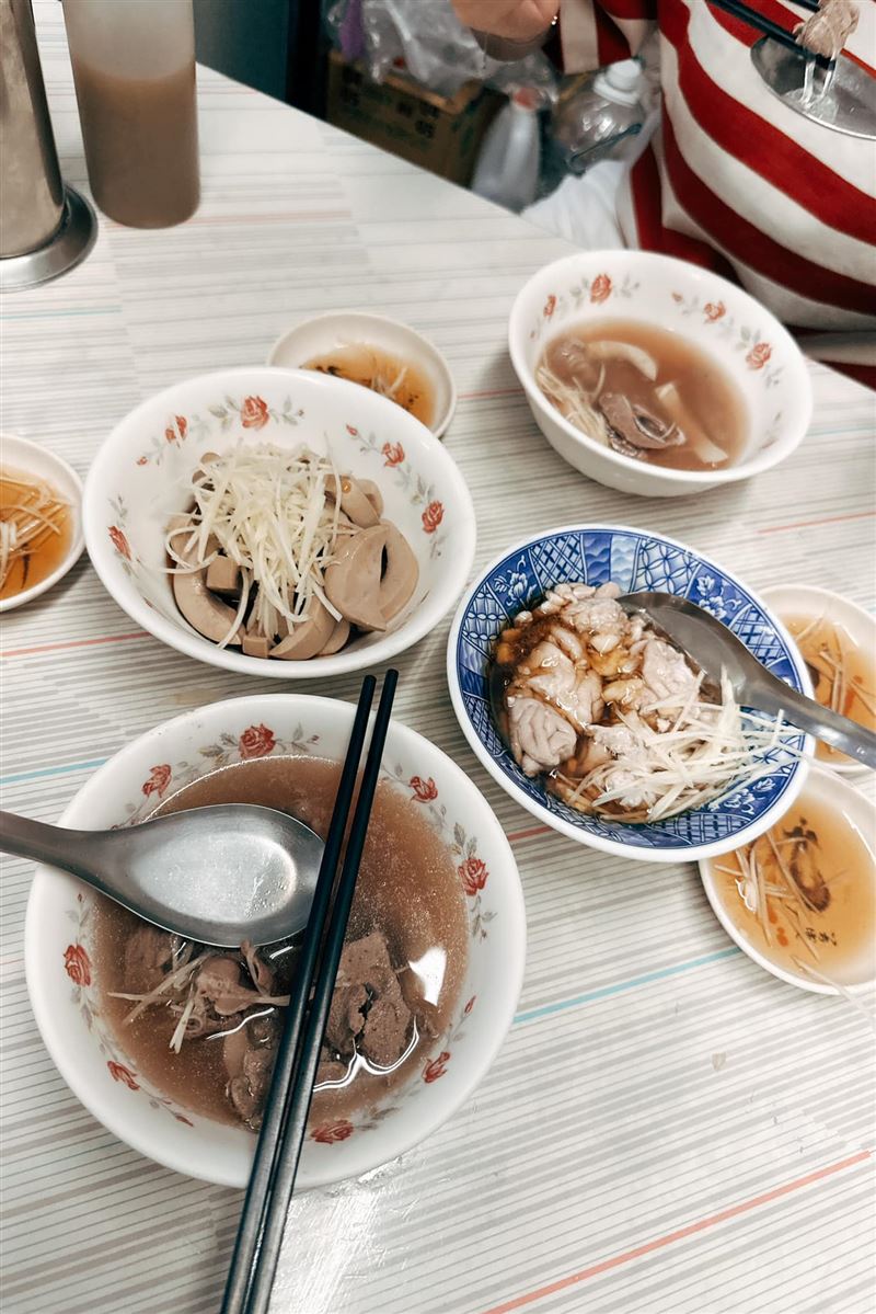 曾莞婷身穿休閒裝扮現身台南，忙裡偷閒，把握時間大嗑在地美食。（圖／翻攝自曾莞婷臉書）